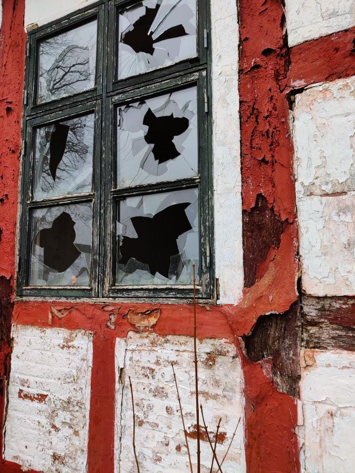 Ødelagte vinduer på bevaringsværdig bindingsværk